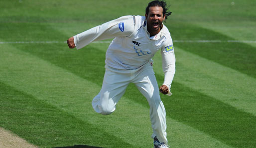 Wicked about the wicket! Cricket-Spieler Rana Naved freut sich beängstigend über den grandiosen Wurf seines Sussex-Teamkameraden Mark Wagh gegen Nottinghamshire