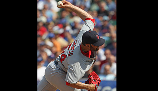 Strike! Sieht ungesund aus, führt aber zum Sieg: St. Louis' Pitcher Jamie Garcia serviert den Ball gegen die Chicago Cubs