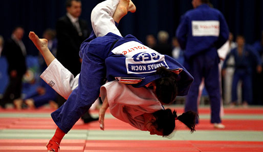 Gleich tut's weh! Vergas Koch aus Deutschland (in blau) wirft die Spanierin Barbara Bialas bei den Judo London British Open zu Boden