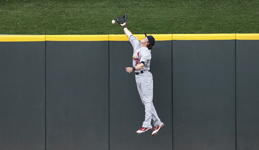 Colby Rasmus streckt sich vergebens: Der Catcher von den St. Louis Cardinals kann den Home Run der Cincinnati Reds in der MLB nicht verhindern