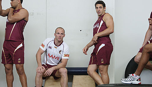 Nein, diese Jungs bereiten sich nicht auf die Männer-Sauna vor! Die Rugbyspieler Darren Lockyer (m.) und Billy Slater (r.) von den Queensland Maroons warten auf ihren Trainer