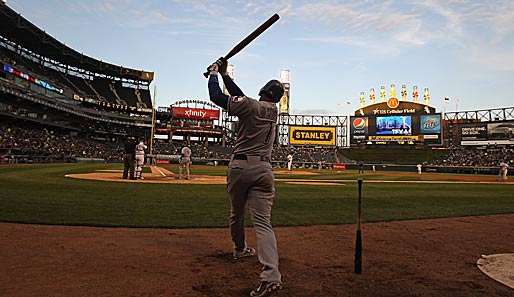 Der Sonne entgegen! Elvis Andrus von den Texas Rangers mit dem ultimativen Knüppeltest beim MLB-Spiel bei den Chicago White Sox auf dem U.S. Cellular Field