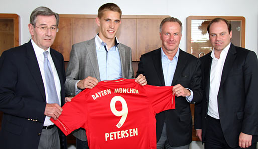 "Hallo, ich bin der Neue!" Nils Petersen (2.v.l.) unterschrieb am Donnerstag einen Drei-Jahres-Vertrag beim FC Bayern München