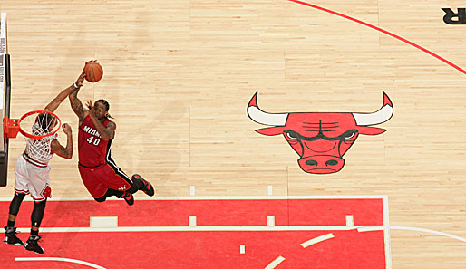 I believe I can fly! Heat-Forward Udonis Haslem überspringt den Bulls-Playmaker und MVP der Saison Derrick Rose in Spiel zwei des Conference-Finals der NBA