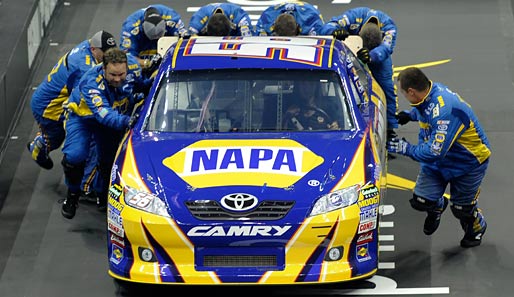 Hoffentlich geht denen nicht die Luft aus: Das Napa Toyota Team während der NASCAR Sprint Pit Crew Challenge in der Time Warner Cable Arena