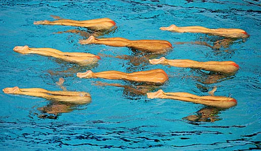 Macht hoch das Bein! Das spanische Synchron-Schwimmteam verdient sich beim LEN-European-Synchronised-Swimming-Champions-Cup in Sheffield Bestnoten
