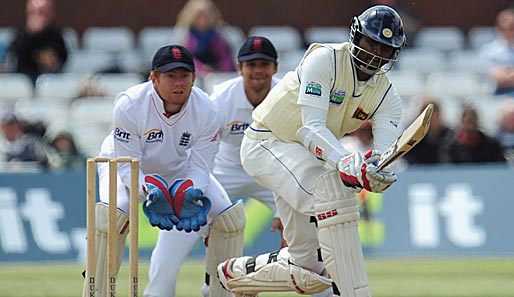 Der macht sich gleich in die Hose! Zwei Engländer stehen bereit um Tharanga Paranavitana beim Kricket-Match zwischen England und Sri Lanka behilflich zu sein