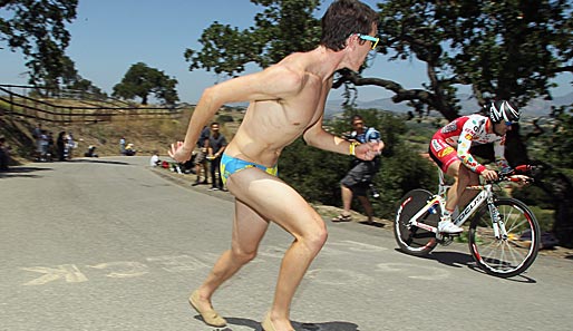 Borat beim Radsport? Jelly-Belly-Fahrer Ken Hanson nimmt's gelassen, als ihn ein Fan mit Slip in den kasachischen Landesfarben bei der Tour of California begleitet