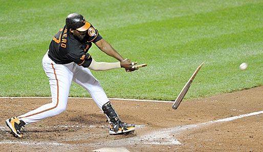 Aua, das tut weh! Vladimir Guerrero von den Baltimore Orioles schlägt im MLB-Spiel gegen Washington den vom Pitcher scharf geworfenen Schläger knallhart Richtung Tribüne