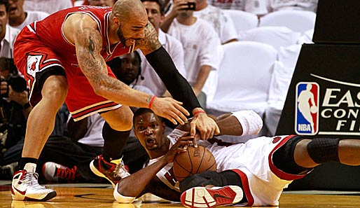 Wie im Kindergarten! Miamis Chris Bosh (r.) und Carlos Boozer von den Chicago Bulls kloppen sich beim 96:85-Sieg der Heat in Spiel drei des Conference-Finals um die Kugel