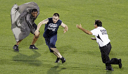 Lauf, Forrest, lauf! Dieser Fan nutzt die Gewitterunterbrechung des MLS-Spiel zwischen dem FC Dallas und Real Salt Lake City, um seine Running-Back-Qualitäten zu beweisen