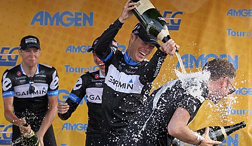 Ein Hauch von Formel 1: Thomas Danielson von Garmin duscht seinen Teamchef Jonathan Vaughters. Zuvor hatten sie die Teamwertung der Tour of California gewonnen