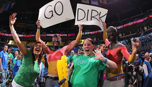 Farbenfrohe Unterstützung für Dirk Nowitzki: Beim Sieg der Dallas Mavericks gegen Oklahoma City Thunder in den NBA-Playoffs geben die Fans alles