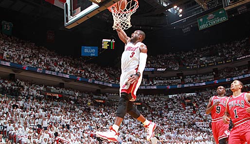 In den Knieschonern müssen Federn sein. Miami-Heat-Superstar Dwyane Wade dunkt - ehrfürchtig bestaunt - in den NBA-Playoffs gegen die Chicago Bulls