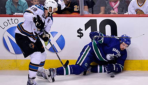 Schlacht an der Schnäppchentheke! Joe Thornton (l.) von den San Jose Sharks kämpft in den NHL-Playoffs mit Dan Hamhuis von den Vancouver Canucks um den 10-$-Puck