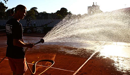 Wasser marsch! Bei gleißender Hitze verdörren die Tennis-Plätze bei den French Open in Paris schnell in einen wüstenähnlichen Zustand. Dieser Herr schafft Abhilfe