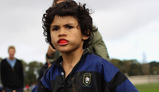 Früh übt sich, wer der nächste Sebastien Chabal werden will! Dieser Junior hat im Spiel der U-8-Rugby-Teams von Ponsonby und Waitakere einen verdammt bösen Blick drauf