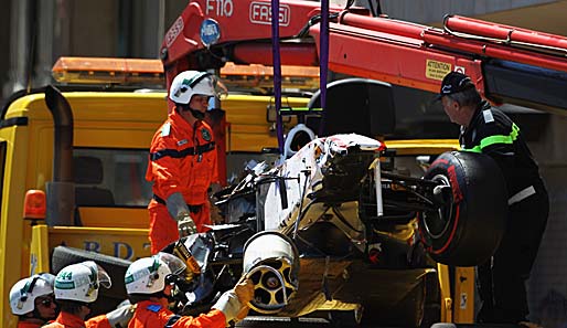 Da ist nichts mehr zu retten! Hilfskräfte transportieren nach dem schweren Unfall von Sergio Perez im Qualifying des Formel-1-Grand-Prix von Monaco den zerstörten Bolliden ab