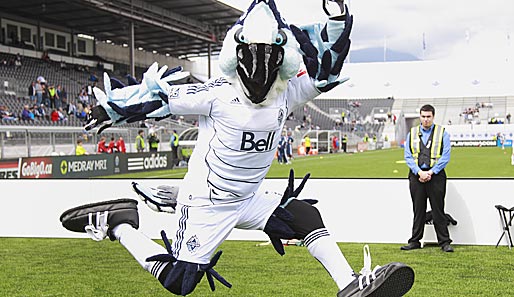 Da können sich Fritzle & Co. noch einiges abschauen! Spike, das Maskottchen der Vancouver Whitecaps, geht im MLS-Spiel gegen New York Red Bull so richtig ab