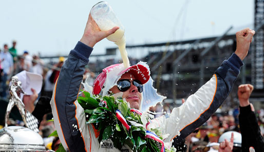 Während sich in Monaco die Schicki-Micki-Gesellschaft vergnügte, geht's bei den Indy 500 bodenständiger zur Sache: Sieger Dan Wheldon mit der traditionellen Milch-Dusche