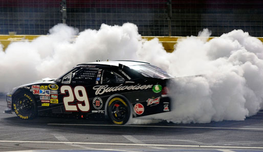 Man(n) kann's auch übertreiben: Kevin Harvick mutiert nach seinem NASCAR-Sieg auf dem Charlotte Motor Speedway zur menschlichen Wolkenfabrik