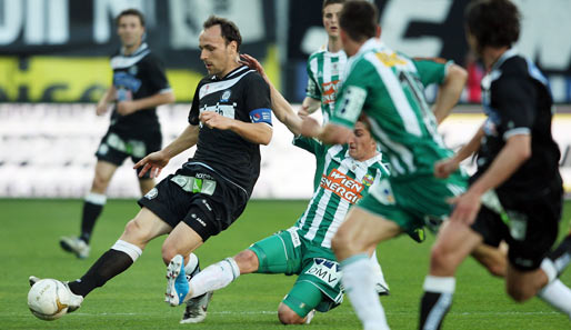 Gordon Schildenfeld (am Ball) kommt von Sturm Graz zur Eintracht. Der Kroate spielte bereits 2007/2008 eine Saison in Deutschland - für den MSV Duisburg