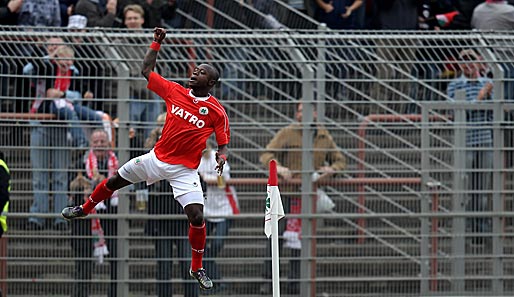 Freudensprünge wird Moses Lamidi zukünftig für den Karlsruher SC machen. Der Stürmer kommt von Rot-Weiß Oberhausen nach Baden