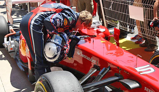 Sebastian Vettel schaute gleich mal nach, ob Alonso wenigstens sein Cockpit in Ordnung hält. Oder was er wohl sonst nach dem Qualifying gesucht hat?