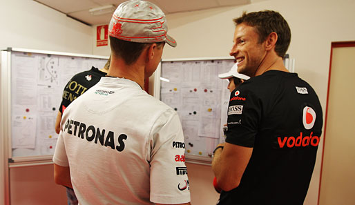 Vor dem Rennen: Michael Schumacher (l.) und Jenson Button sind noch guter Dinge. Der Grand Prix sollte aber für beide nicht nach Plan verlaufen