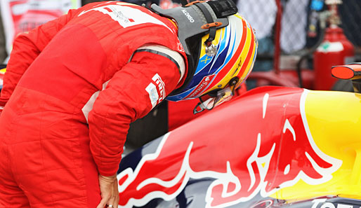 Fernando Alonso studierte den Red Bull ganz genau. Kein Wunder, schließlich ist das das Auto, das er am Sonntag schlagen will