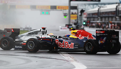 Lewis Hamilton zum Ersten: Aus der Kollision mit Mark Webber kam der Engländer noch unbeschadet heraus. Auch Webber konnte nach seinem Dreher weiterfahren