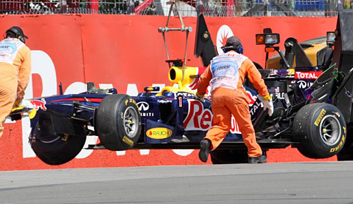 Vettels Auto kam aus eigener Kraft nicht mehr vom Fleck. Der Red Bull musste an den Abschlepphaken