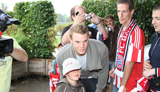Manuel Neuer trat am 1. Juli offiziell seinen Dienst beim FC Bayern an. Die Fans wollten natürlich gleich Fotos und Autogramme vom neuen Torhüter