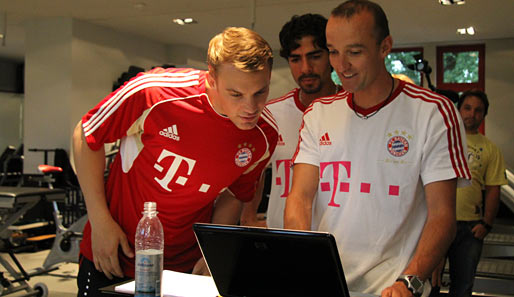 Manuel Neuer war sehr interessiert an seinen Werten, die ihm Fitness- und Rehatrainer Thomas Wilhelmi (r.) präsentierte