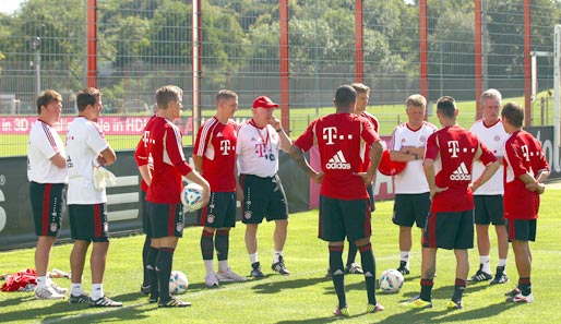 Bereits am 27. Juni starteten die Bayern in de Saisonvorbereitung: Der neue Trainer Jupp Heynckes (2.v.r.) begrüßt seine Spieler an der Säbener Straße