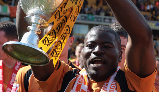 Am 3. Mai 2009 feiert Elokobi den Gewinn der Championship-Trophy nach dem Finalsieg seiner Wanderers gegen Doncaster Rovers