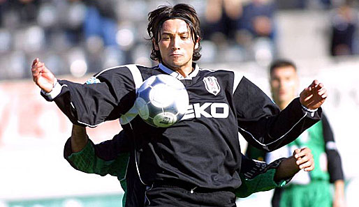 Der junge Ilhan Mansiz im etwa zu großem Trikot von Besiktas. Der Stürmer wechselte 2001 von Samsunspor zum Istanbuler Traditionsverein