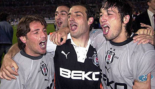 Ilhan Mansiz (r.) feiert zusammen mit Tamer Tuna (l.) und Tayfur Havutcu (M.) die türkische Meisterschaft 2003 mit Besiktas