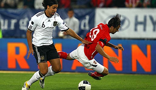 Österreich - Deutschland 1:2: Von Anfang an lieferten sich beide Teams einen harten Kampf. Sami Khedira (l.) gab nach seiner Oberschenkelverletzung sein Comeback