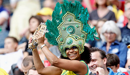 Eine Samba-Tänzerin darf natürlich bei keinem Brasilien-Spiel fehlen