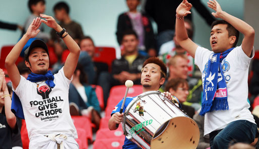"Fußball gibt uns Hoffnung". In Zeiten von Tsunamis und Atomkatastrophen kann der Fußball tatsächlich für erfreuliche Nachrichten sorgen: Japan steht im Viertelfinale!