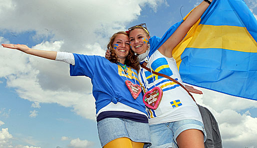 Reizend, diese Schwedinnen. Ob die Herzen aus Knäckebrot sind? Übrigens, die Herzen-Aufschrift: "Zückerstück" (links) und "drolliges Bärchen" (rechts)