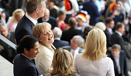 Die klare Führung sorgt für heiteres Grinsen bei Bundeskanzlerin Merkel (M.) auf der Tribüne. In Zeiten sinkender Umfragewerte ist Frauenfußball doch was Feines