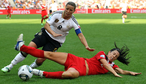 Auch beim Frauenfußball wird mal hingelangt: Emily Zurrer (r.) im Zweikampf mit Inka Grings