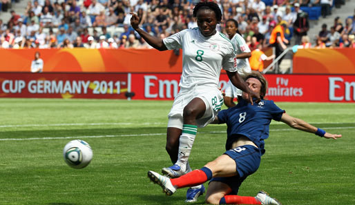 Dass es auch beim Frauenfußball mächtig zur Sache geht, beweist die Französin Sonia Bompastor (r.). Kompromisslose Grätsche gegen Nigerias Ebere Orji