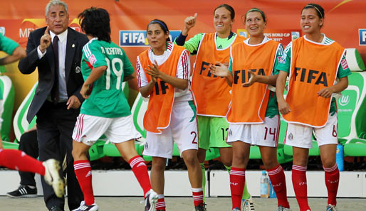 Mexiko gleicht noch in der ersten Halbzeit aus. Monica Ocampo (Nr. 19) erzielt aus 30 Metern ein Traumtor