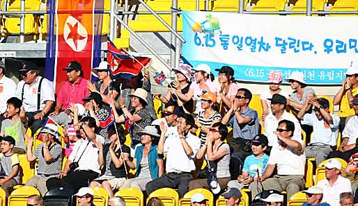 Diese Häuflein unentwegter - oder partei-treuer? - nordkoreanischer Fans feuerte ihre Mannschaft an