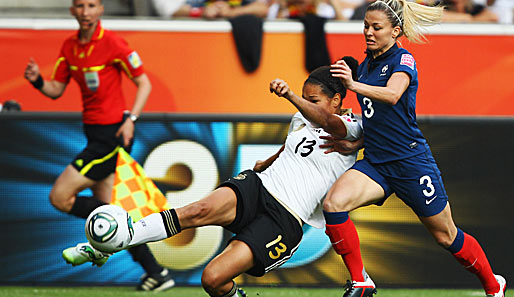 Frankreich - Deutschland 2:4: Celia Okoyino da Mbabi (l.) flankt den Ball aus vollem Lauf - Laure Boulleau kommt zu spät