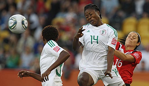 Kanada - Nigeria 0:1: Augen zu und durch - Faith Ikidi (M.) gewinnt das Kopfballduell gegen Kanadas Jonelle Filigno