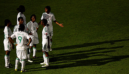 Auch Nigerias Spielerinnen wirken aufgrund der unplanmäßigen Pause ratlos
